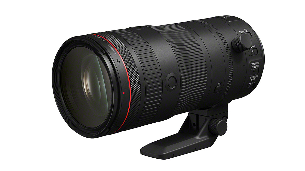 Big Canon pro zoom lens on a whire baackground